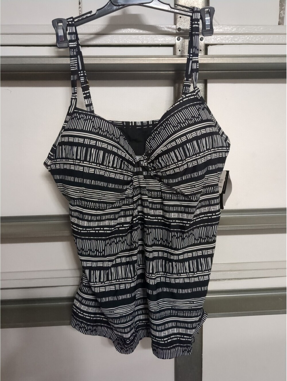 Island Escape Black And White Tankini With Molded Cups And Underwire Size 10
